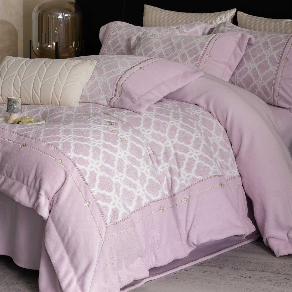 91家纺网 家纺一手货源 找家纺 鼎飞家纺 2025新款雕花牛奶绒四件套--伊芙琳系列 伊芙琳-粉