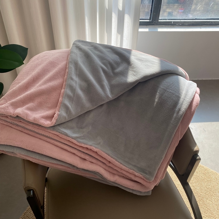 91家纺网 家纺一手货源 找家纺 佳笠家居 2025年新款250g全消光牛奶绒单被套 粉拼灰