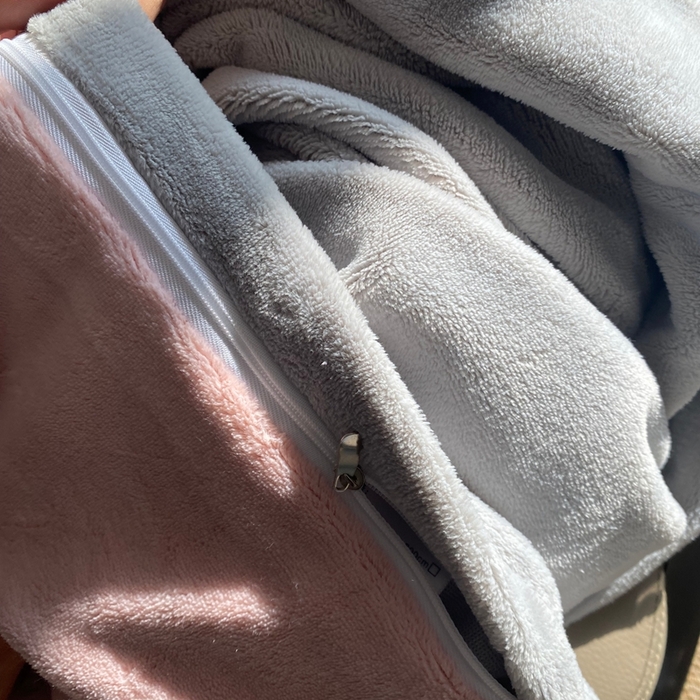 91家纺网 家纺一手货源 找家纺 佳笠家居 2025年新款250g全消光牛奶绒单被套 粉拼灰