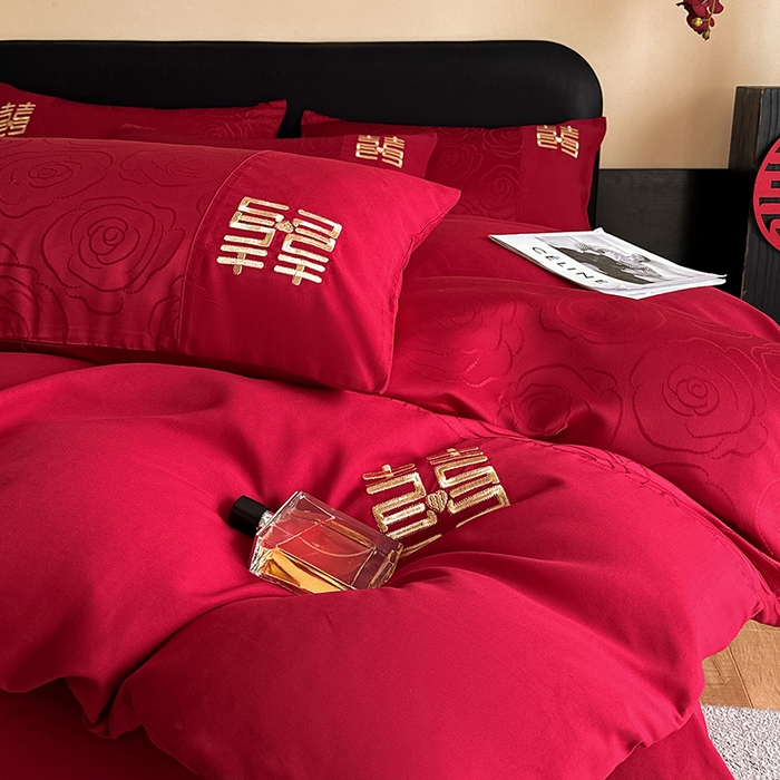 91家纺网 家纺一手货源 找家纺 置顶家纺 2025新款亲肤提花玫瑰婚庆四件套 浪漫几何-大红