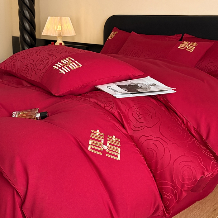 91家纺网 家纺一手货源 找家纺 置顶家纺 2025新款亲肤提花玫瑰婚庆四件套 浪漫几何-大红