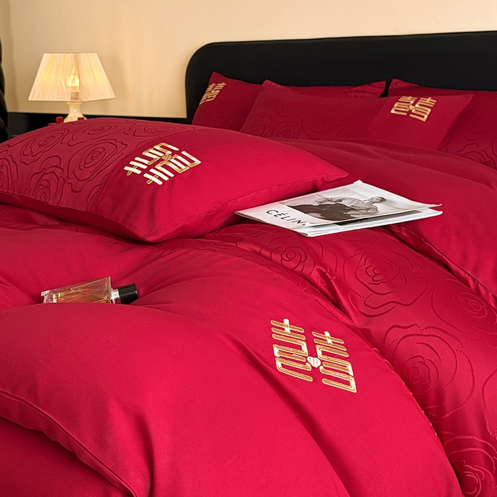 91家纺网 家纺一手货源 找家纺 置顶家纺 2025新款亲肤提花玫瑰婚庆四件套 浪漫几何-大红