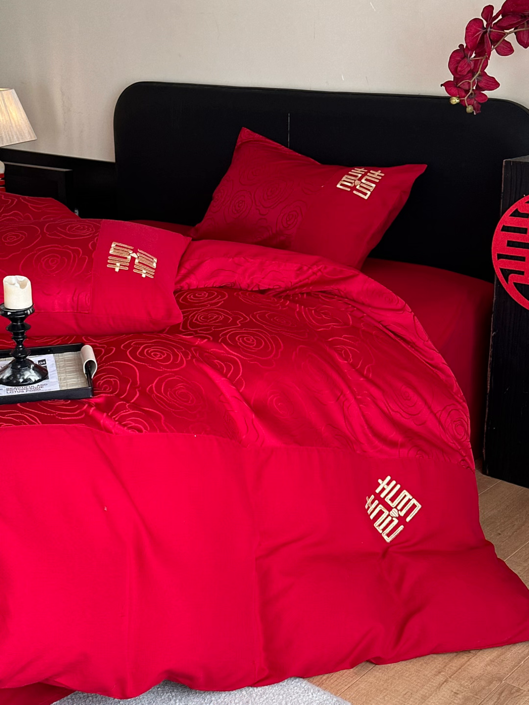 91家纺网 家纺一手货源 找家纺 置顶家纺 2025新款亲肤提花玫瑰婚庆四件套 浪漫几何-大红