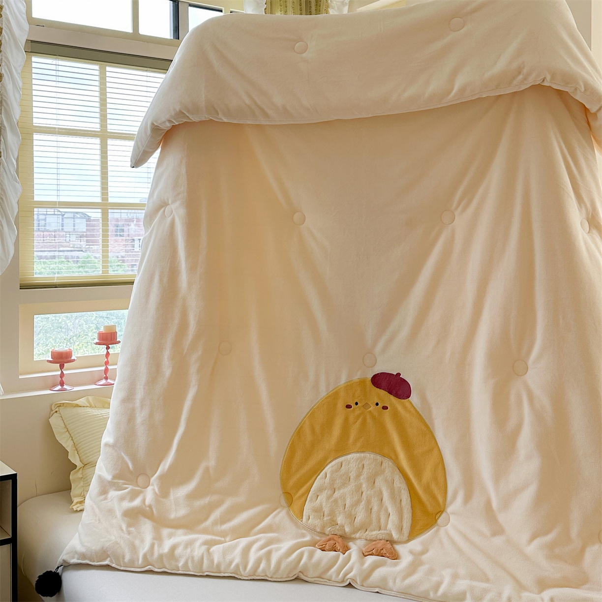 91家纺网 家纺一手货源 找家纺 暖生活 2025新款立体牛奶绒小毛球系列秋冬被被子被芯 小黄鸡
