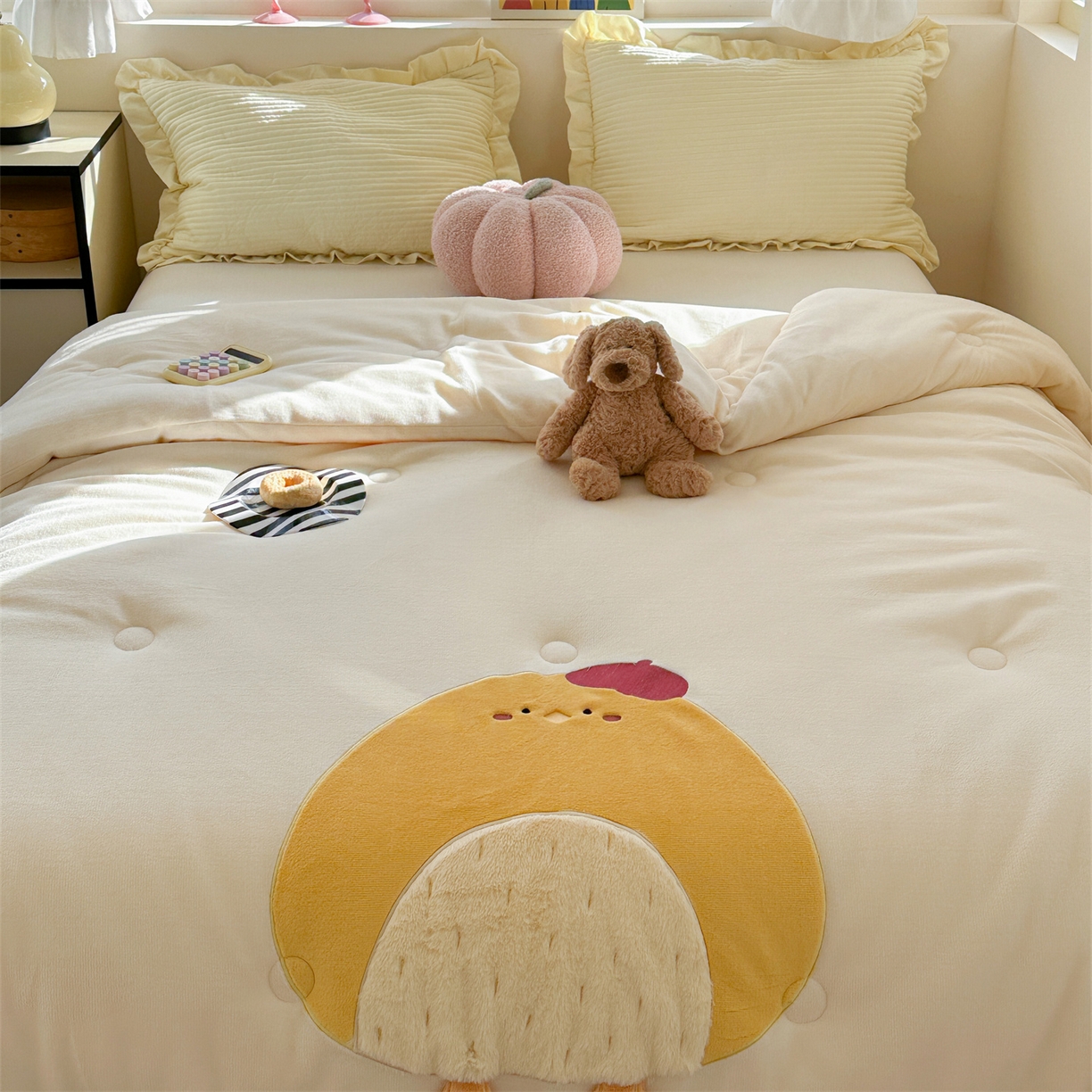 91家纺网 家纺一手货源 找家纺 暖生活 2025新款立体牛奶绒小毛球系列秋冬被被子被芯 小黄鸡