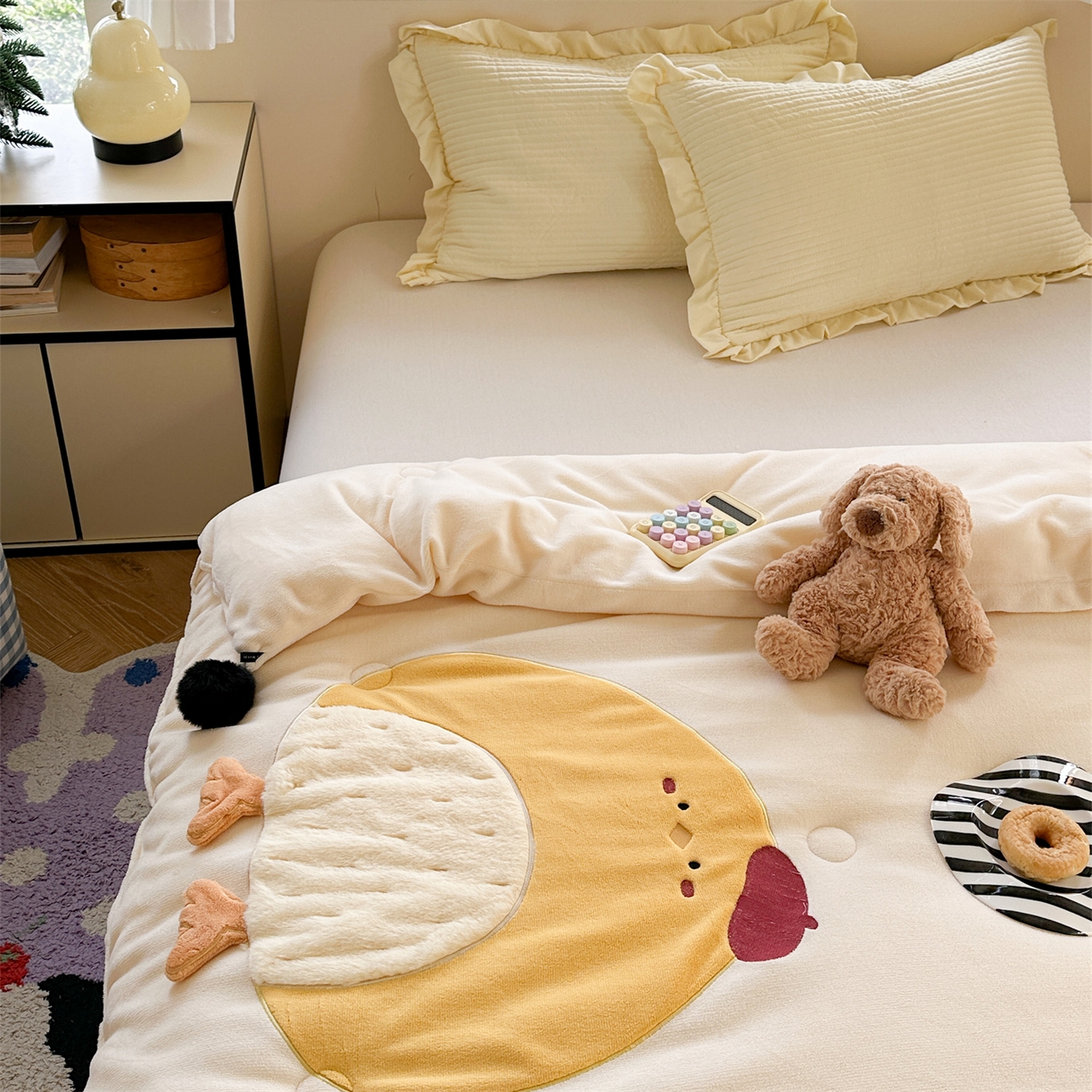 91家纺网 家纺一手货源 找家纺 暖生活 2025新款立体牛奶绒小毛球系列秋冬被被子被芯 小黄鸡