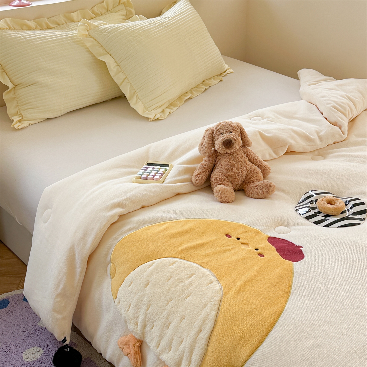 91家纺网 家纺一手货源 找家纺 暖生活 2025新款立体牛奶绒小毛球系列秋冬被被子被芯 小黄鸡