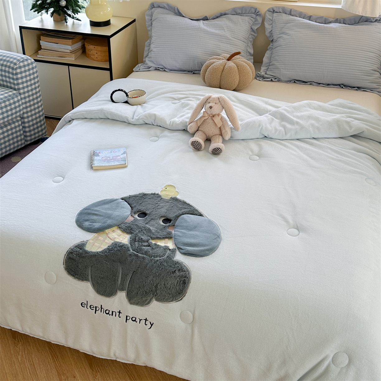 91家纺网 家纺一手货源 找家纺 暖生活 2025新款立体牛奶绒小毛球系列秋冬被被子被芯 小象和小鸡