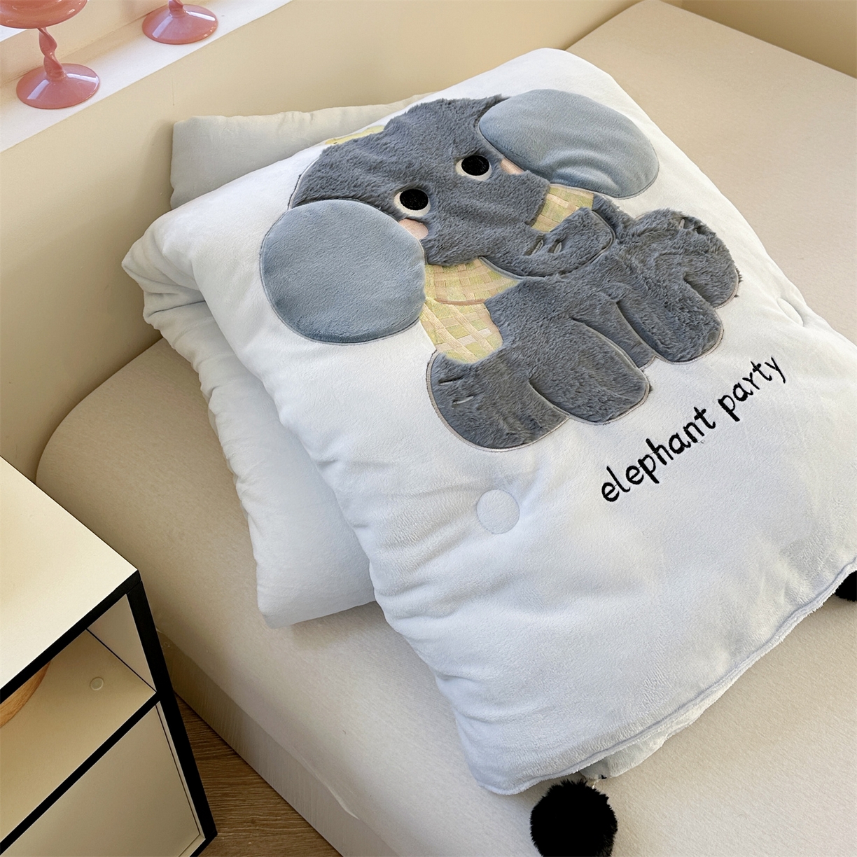 91家纺网 家纺一手货源 找家纺 暖生活 2025新款立体牛奶绒小毛球系列秋冬被被子被芯 小象和小鸡