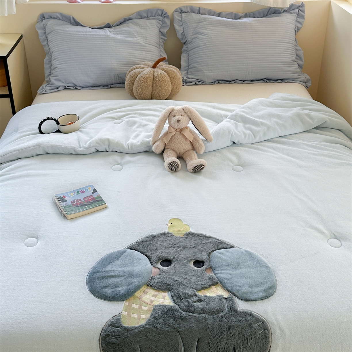 91家纺网 家纺一手货源 找家纺 暖生活 2025新款立体牛奶绒小毛球系列秋冬被被子被芯 小象和小鸡