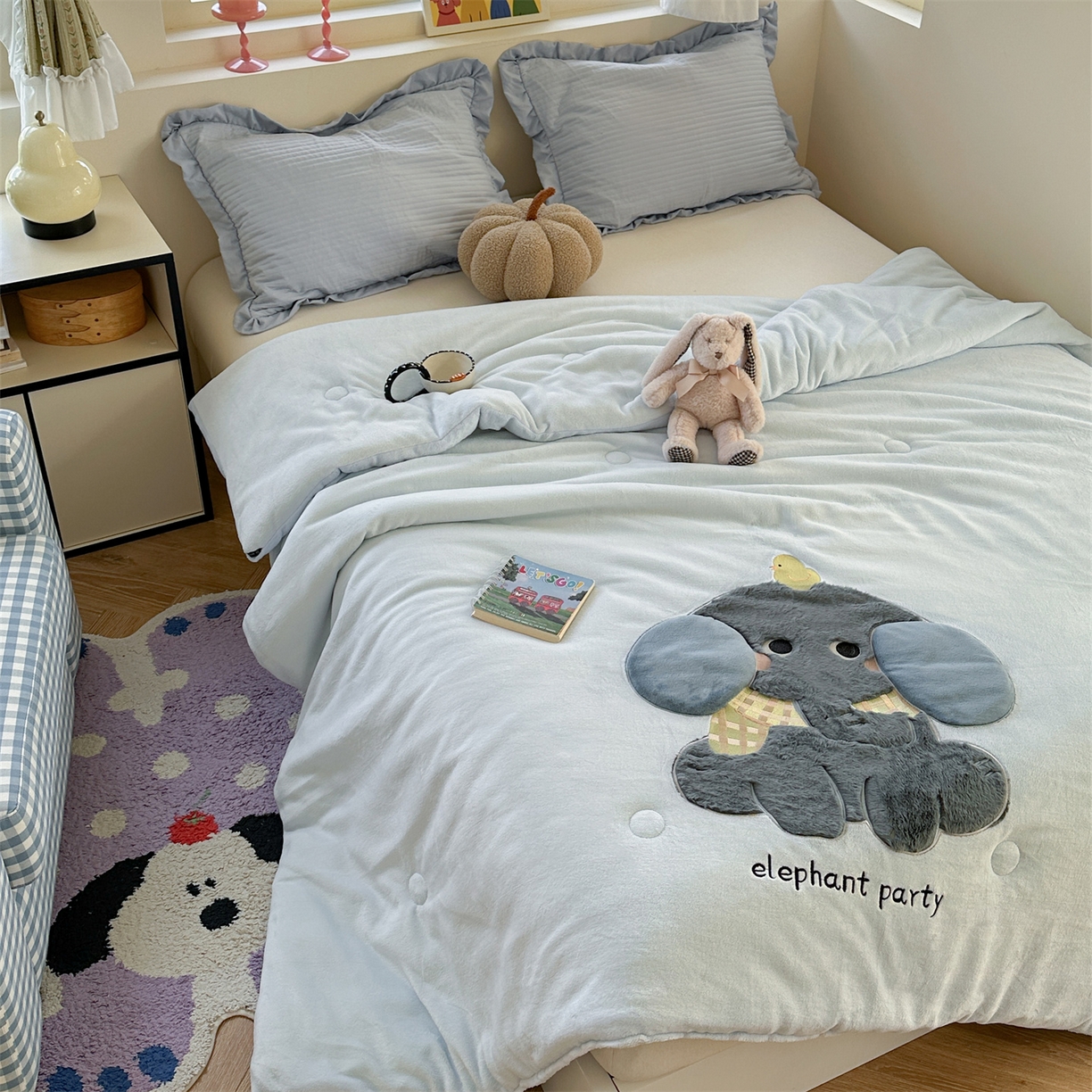 91家纺网 家纺一手货源 找家纺 暖生活 2025新款立体牛奶绒小毛球系列秋冬被被子被芯 小象和小鸡