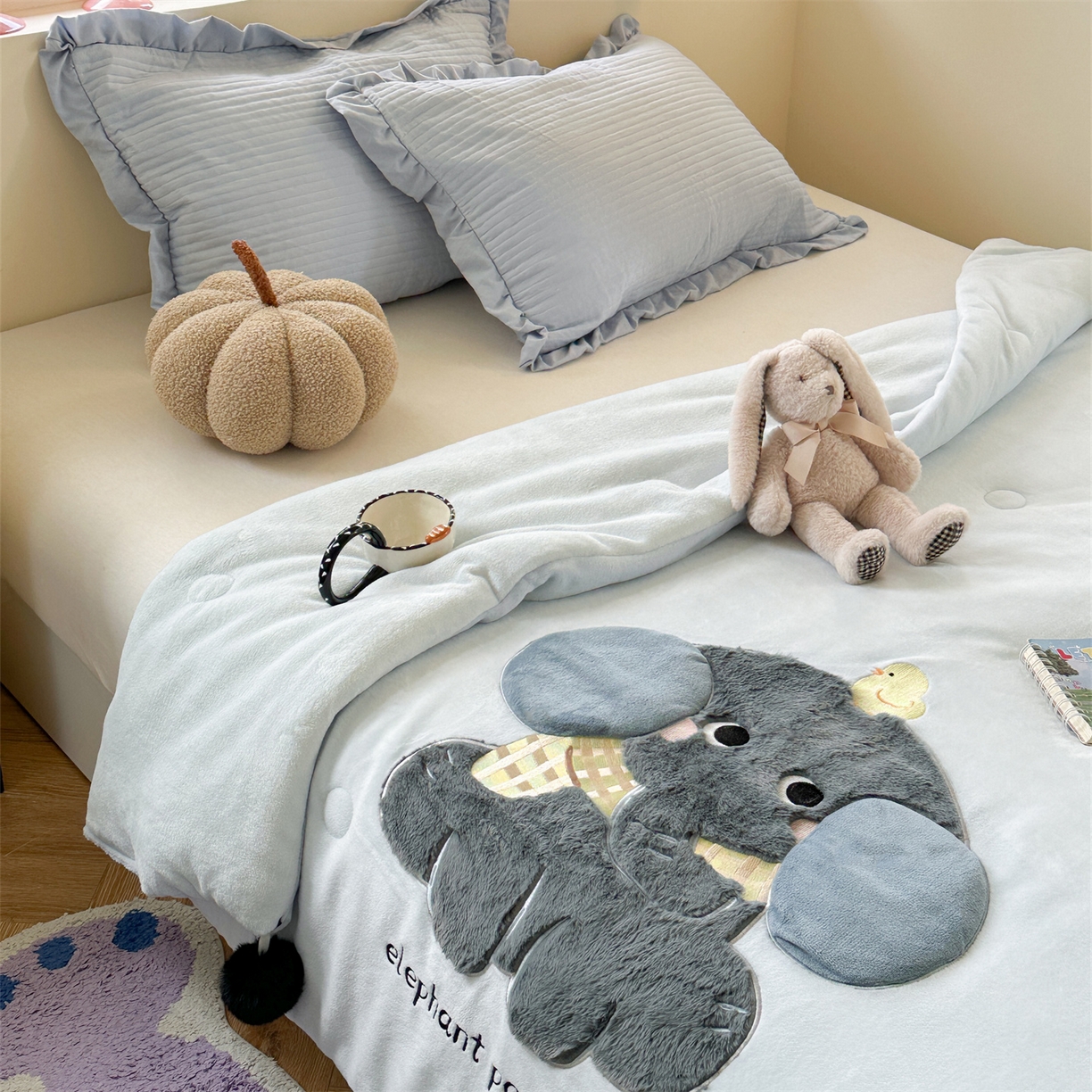 91家纺网 家纺一手货源 找家纺 暖生活 2025新款立体牛奶绒小毛球系列秋冬被被子被芯 小象和小鸡