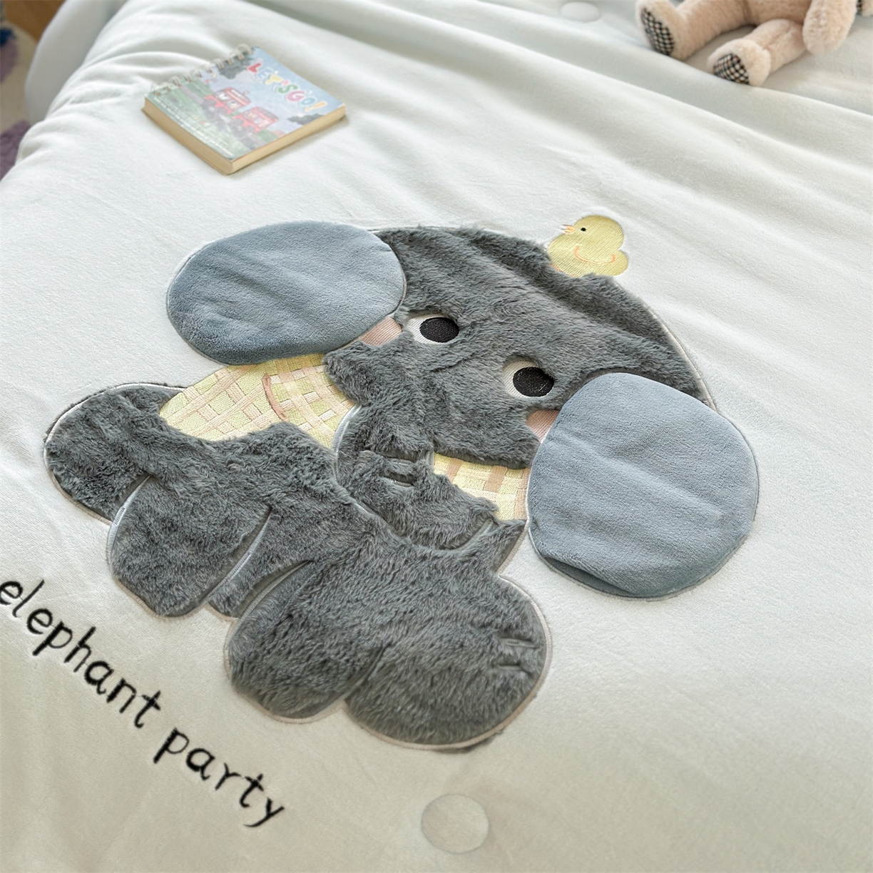 91家纺网 家纺一手货源 找家纺 暖生活 2025新款立体牛奶绒小毛球系列秋冬被被子被芯 小象和小鸡