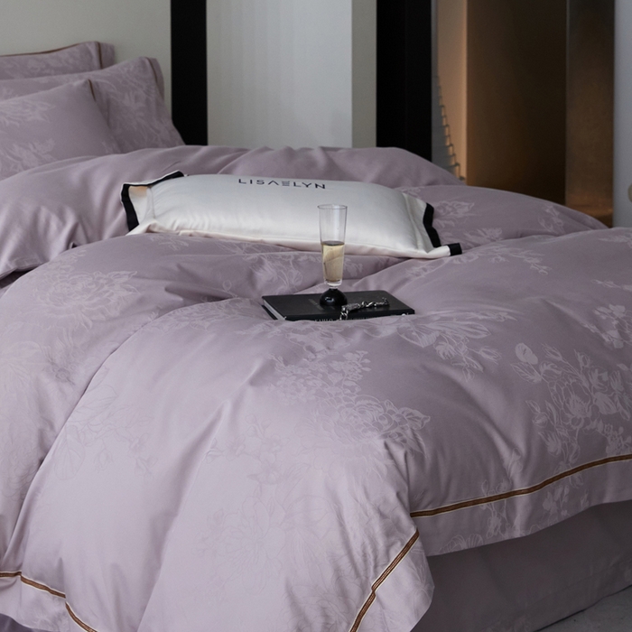 91家纺网 家纺一手货源 找家纺 琉宿家纺 2026新款长绒棉纯棉知性简雅肌理浮雕提花长绒棉四件套 宁静花开（紫）