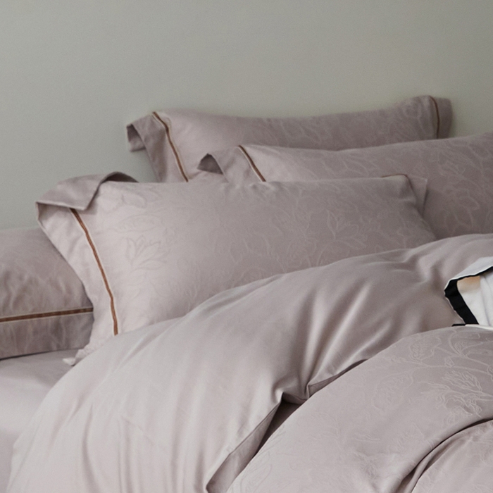 91家纺网 家纺一手货源 找家纺 琉宿家纺 2026新款长绒棉纯棉知性简雅肌理浮雕提花长绒棉四件套 奇妙之旅（灰）