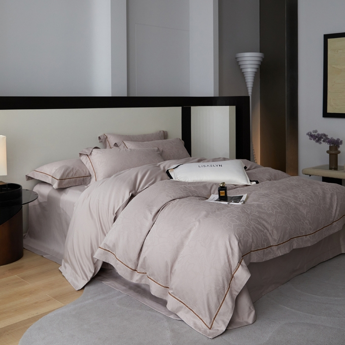 91家纺网 家纺一手货源 找家纺 琉宿家纺 2026新款长绒棉纯棉知性简雅肌理浮雕提花长绒棉四件套 奇妙之旅（灰）