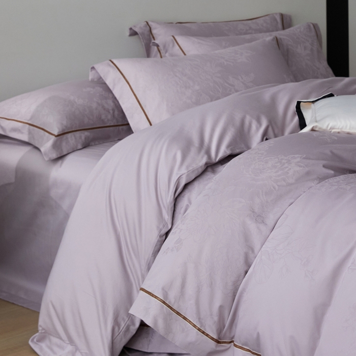 91家纺网 家纺一手货源 找家纺 琉宿家纺 2026新款长绒棉纯棉知性简雅肌理浮雕提花长绒棉四件套 宁静花开（紫）