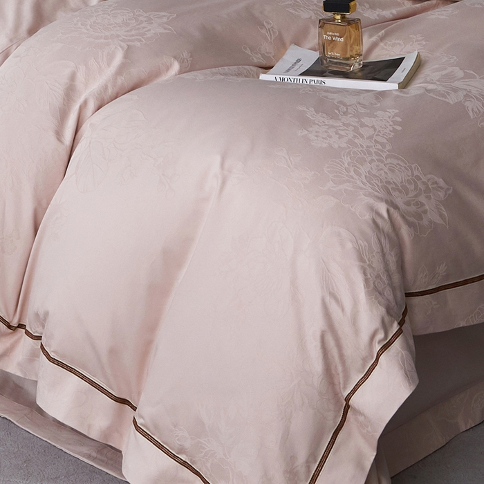 91家纺网 家纺一手货源 找家纺 琉宿家纺 2026新款长绒棉纯棉知性简雅肌理浮雕提花长绒棉四件套 宁静花开（玉）