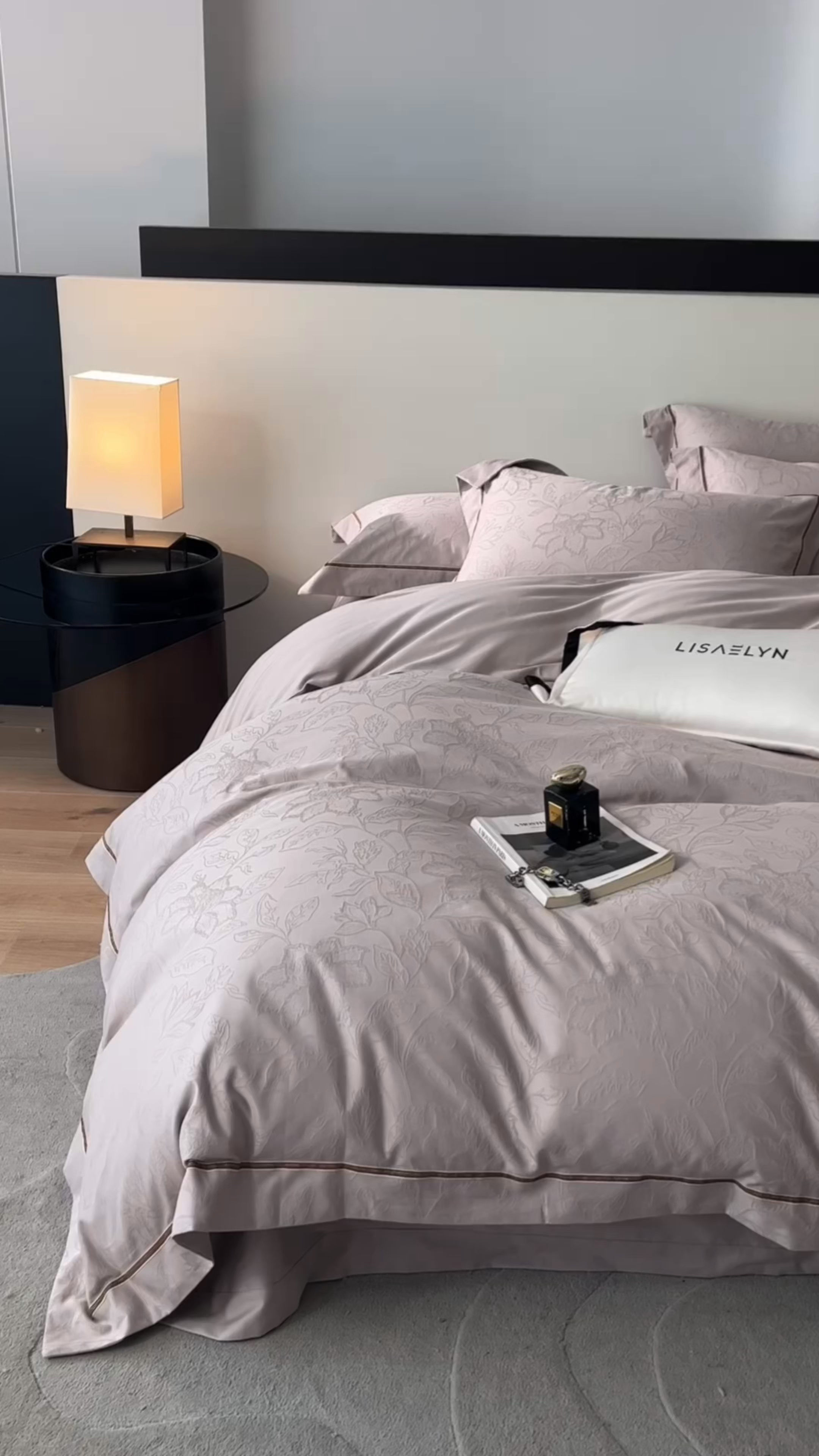 91家纺网 家纺一手货源 找家纺 琉宿家纺 2026新款长绒棉纯棉知性简雅肌理浮雕提花长绒棉四件套 奇妙之旅（灰）