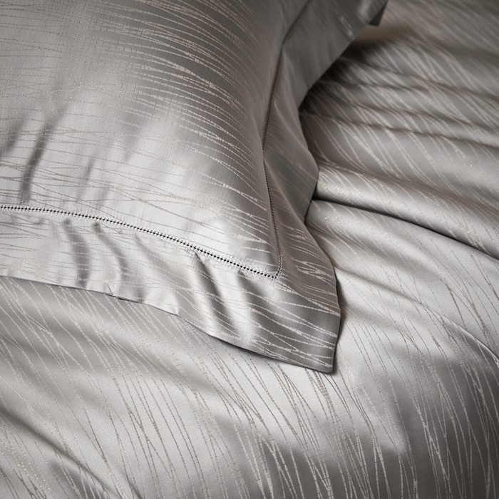 91家纺网 家纺一手货源 找家纺 琉宿家纺 2026新款臻丝高精密色织金银丝提花四件套 梦夏-高级灰