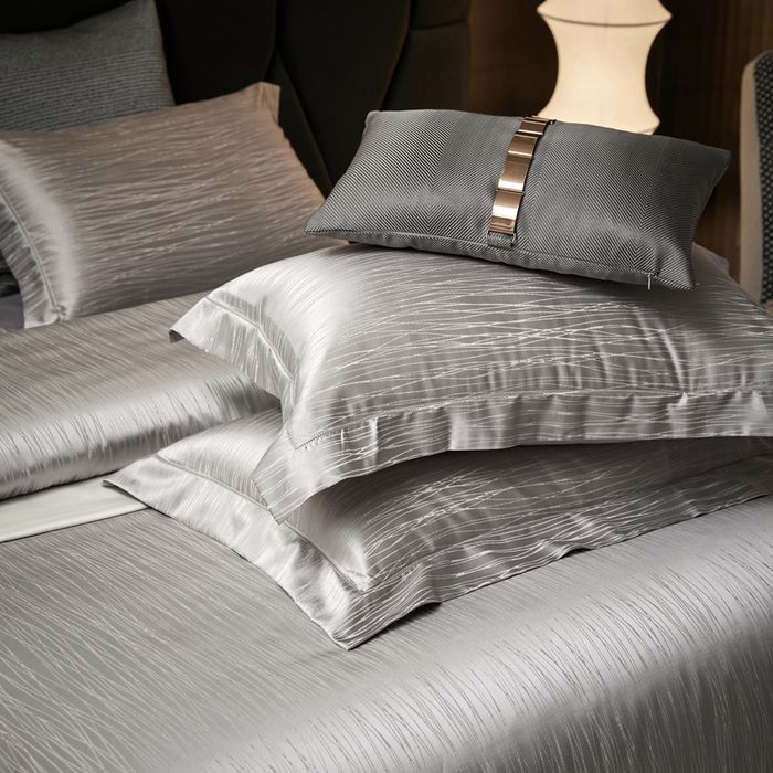 91家纺网 家纺一手货源 找家纺 琉宿家纺 2026新款臻丝高精密色织金银丝提花四件套 梦夏-高级灰