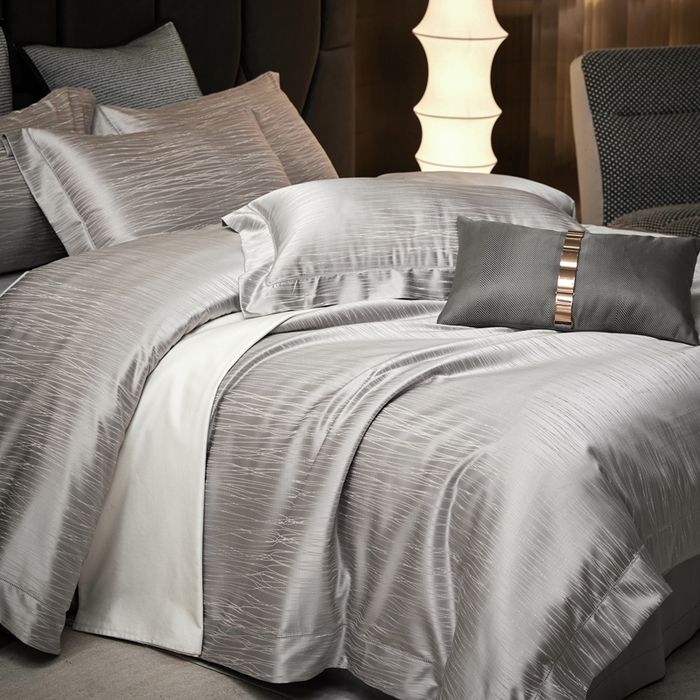 91家纺网 家纺一手货源 找家纺 琉宿家纺 2026新款臻丝高精密色织金银丝提花四件套 梦夏-高级灰