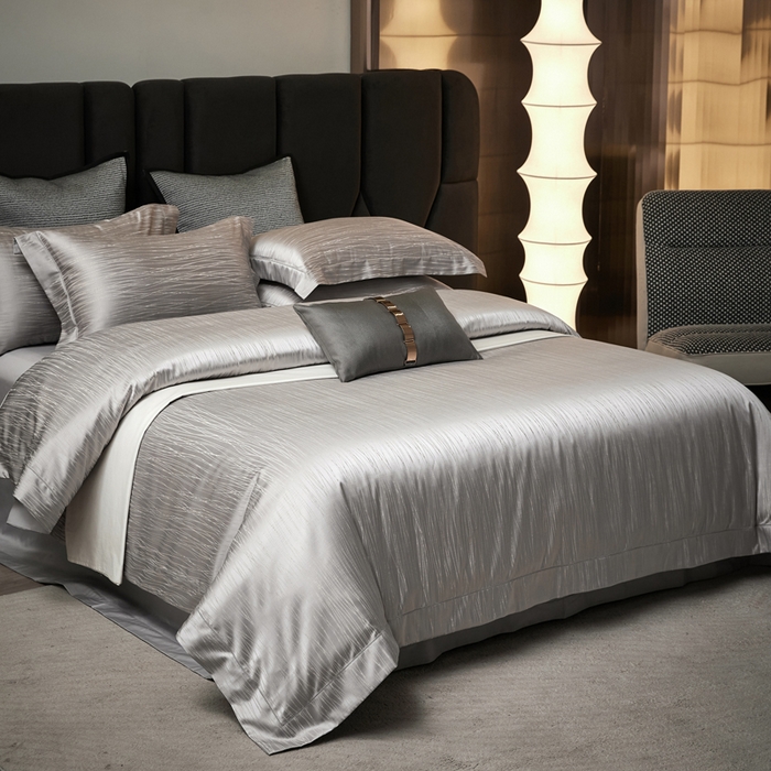 91家纺网 家纺一手货源 找家纺 琉宿家纺 2026新款臻丝高精密色织金银丝提花四件套 梦夏-高级灰