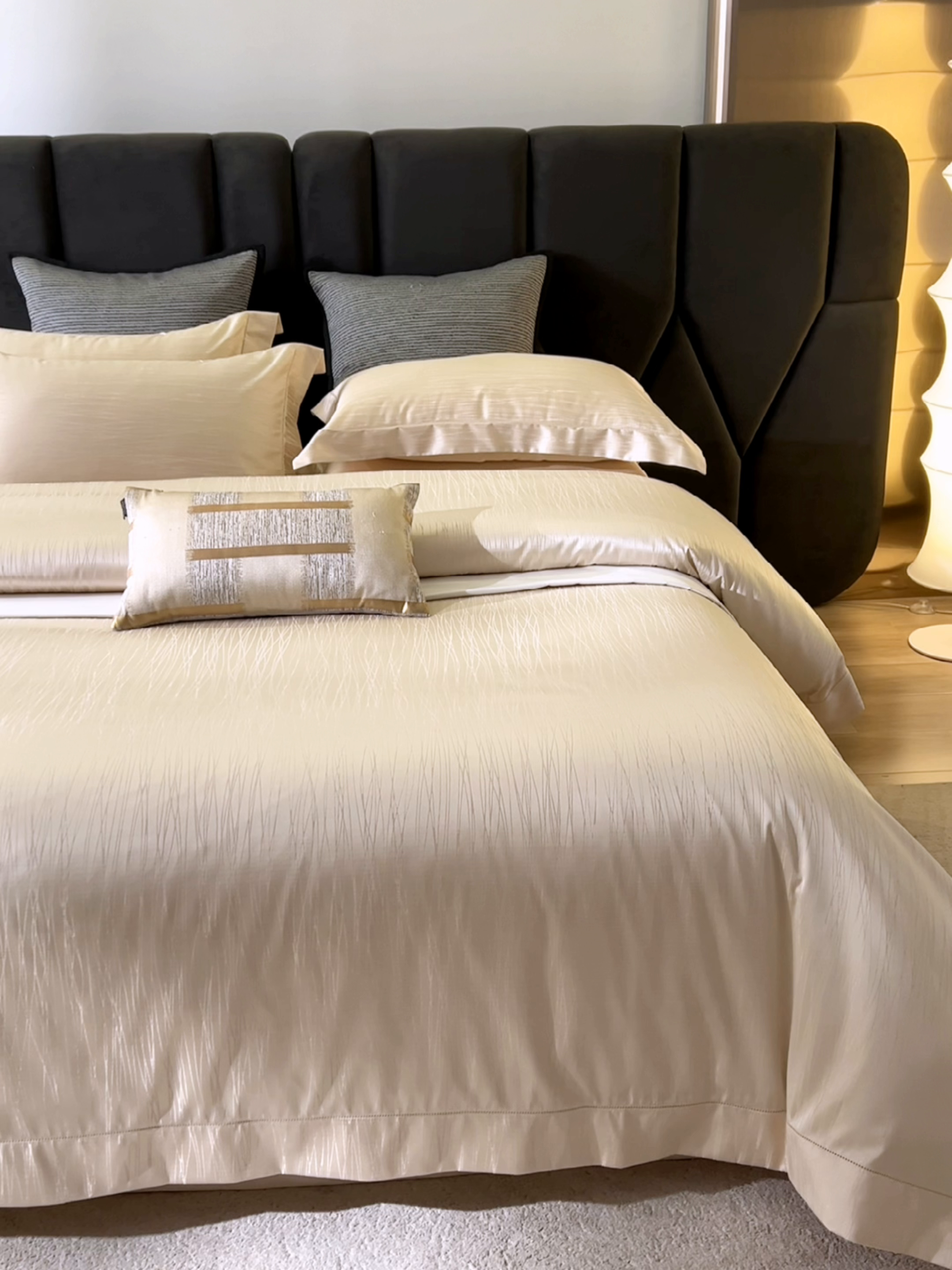 91家纺网 家纺一手货源 找家纺 琉宿家纺 2026新款臻丝高精密色织金银丝提花四件套 梦夏-香槟金