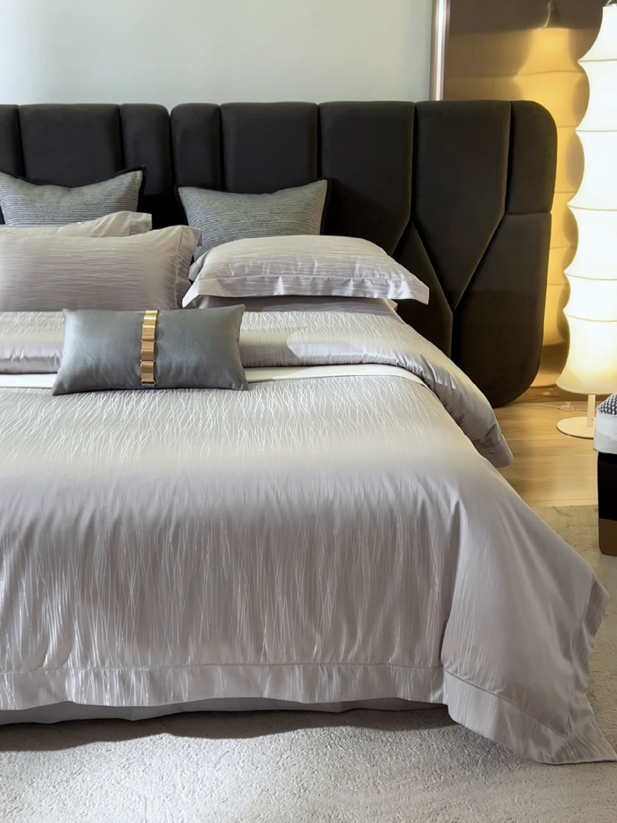 91家纺网 家纺一手货源 找家纺 琉宿家纺 2026新款臻丝高精密色织金银丝提花四件套 梦夏-高级灰