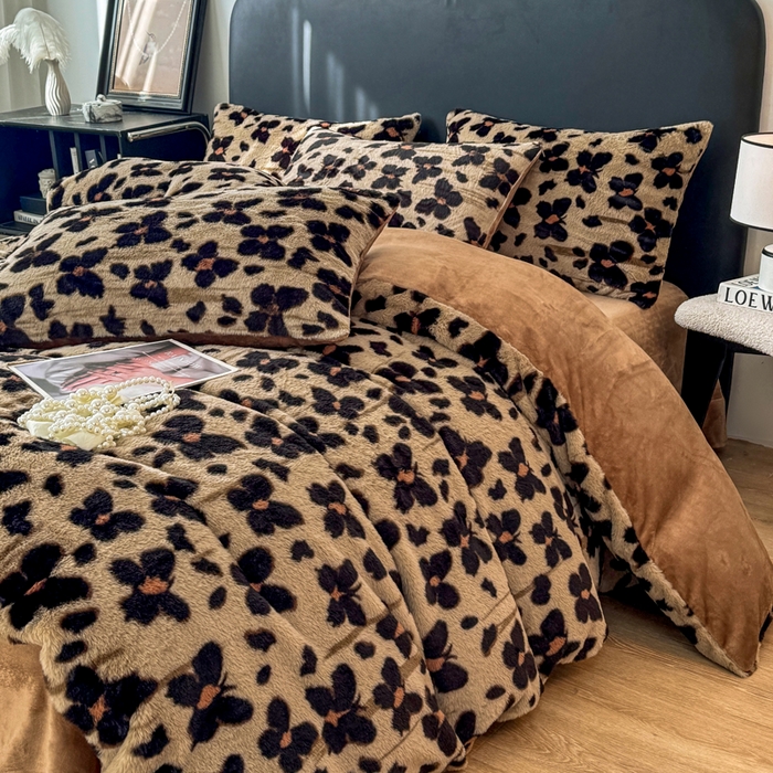 91家纺网 家纺一手货源 找家纺 乐窝家纺仓储 2025新款【8斤重】轻奢复古高克重美拉德兔兔绒牛奶绒床单款床笠款床盖款四件套单床单单被套枕套（日发50套优惠8元一套） 蝶舞