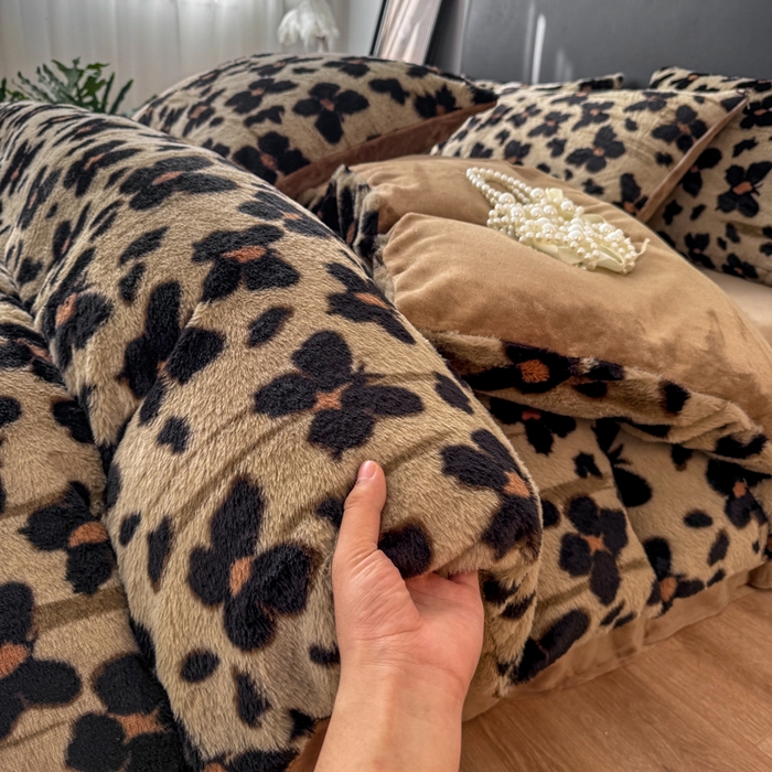 91家纺网 家纺一手货源 找家纺 乐窝家纺仓储 2025新款【8斤重】轻奢复古高克重美拉德兔兔绒牛奶绒床单款床笠款床盖款四件套单床单单被套枕套（日发50套优惠8元一套） 蝶舞