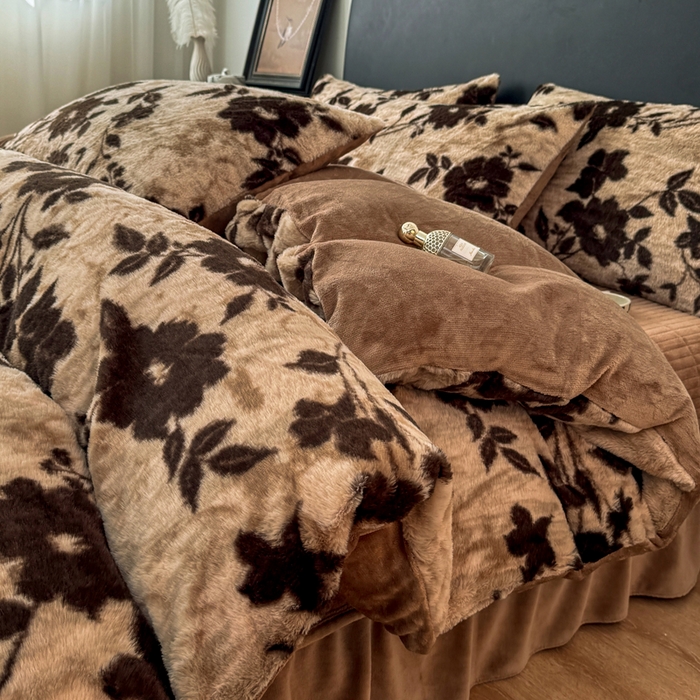 91家纺网 家纺一手货源 找家纺 乐窝家纺仓储 2025新款【8斤重】轻奢复古高克重美拉德兔兔绒牛奶绒床单款床笠款床盖款四件套单床单单被套枕套（日发50套优惠8元一套） 花语