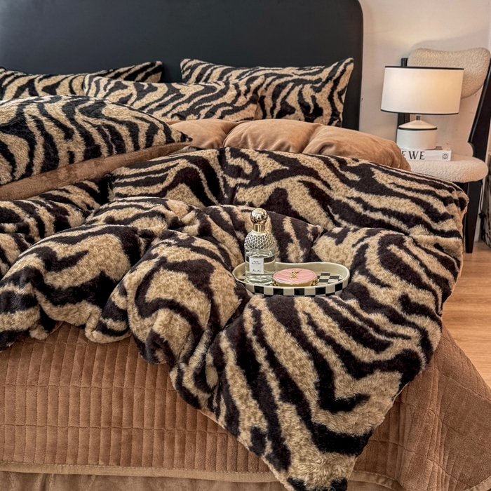 91家纺网 家纺一手货源 找家纺 乐窝家纺仓储 2025新款【8斤重】轻奢复古高克重美拉德兔兔绒牛奶绒床单款床笠款床盖款四件套单床单单被套枕套（日发50套优惠8元一套） 虎纹