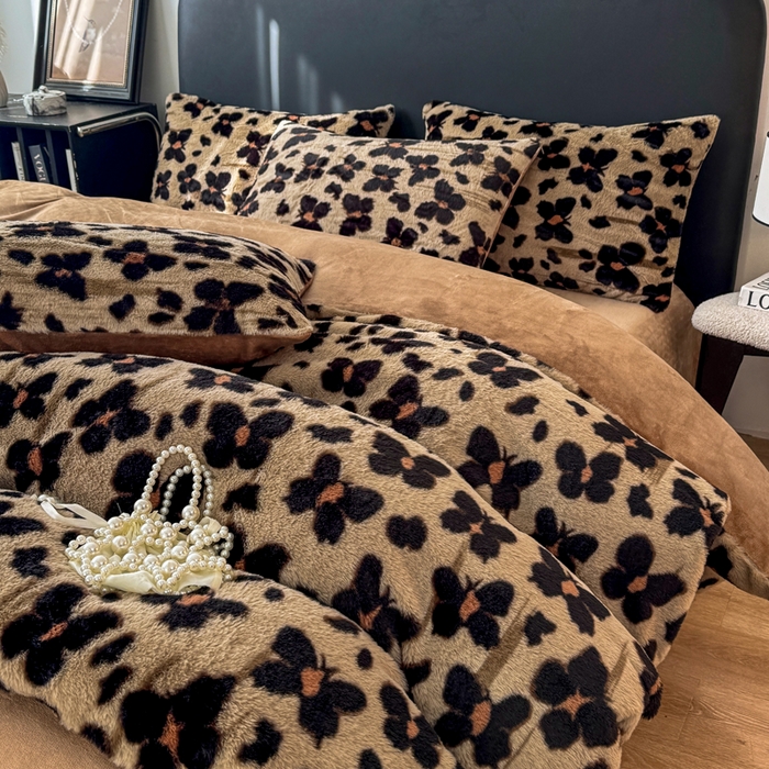 91家纺网 家纺一手货源 找家纺 乐窝家纺仓储 2025新款【8斤重】轻奢复古高克重美拉德兔兔绒牛奶绒床单款床笠款床盖款四件套单床单单被套枕套（日发50套优惠8元一套） 蝶舞