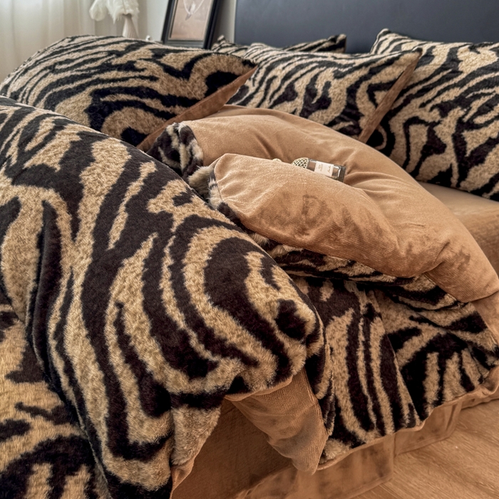 91家纺网 家纺一手货源 找家纺 乐窝家纺仓储 2025新款【8斤重】轻奢复古高克重美拉德兔兔绒牛奶绒床单款床笠款床盖款四件套单床单单被套枕套（日发50套优惠8元一套） 虎纹