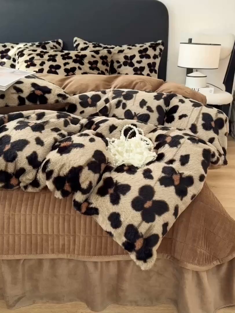 91家纺网 家纺一手货源 找家纺 乐窝家纺仓储 2025新款【8斤重】轻奢复古高克重美拉德兔兔绒牛奶绒床单款床笠款床盖款四件套单床单单被套枕套（日发50套优惠8元一套） 蝶舞