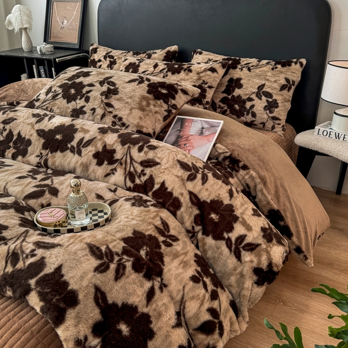 91家纺网 家纺一手货源 找家纺 乐窝家纺仓储 2025新款【8斤重】轻奢复古高克重美拉德兔兔绒牛奶绒床单款床笠款床盖款四件套单床单单被套枕套（日发50套优惠8元一套） 花语