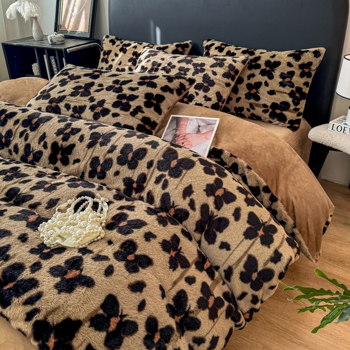 91家纺网 家纺一手货源 找家纺 乐窝家纺仓储 2025新款【8斤重】轻奢复古高克重美拉德兔兔绒牛奶绒床单款床笠款床盖款四件套单床单单被套枕套（日发50套优惠8元一套） 蝶舞