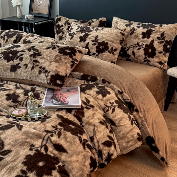 91家纺网 家纺一手货源 找家纺 乐窝家纺仓储 2025新款【8斤重】轻奢复古高克重美拉德兔兔绒牛奶绒床单款床笠款床盖款四件套单床单单被套枕套（日发50套优惠8元一套） 花语