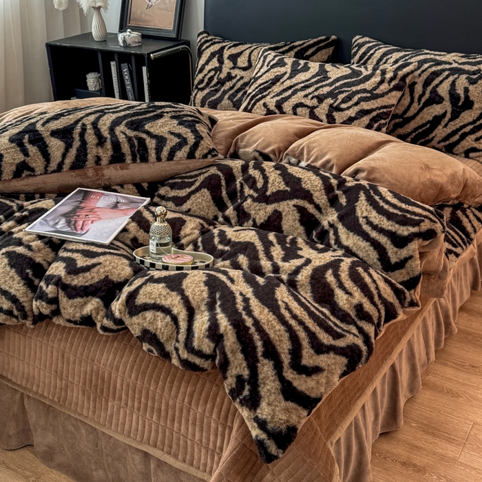 91家纺网 家纺一手货源 找家纺 乐窝家纺仓储 2025新款【8斤重】轻奢复古高克重美拉德兔兔绒牛奶绒床单款床笠款床盖款四件套单床单单被套枕套（日发50套优惠8元一套） 虎纹