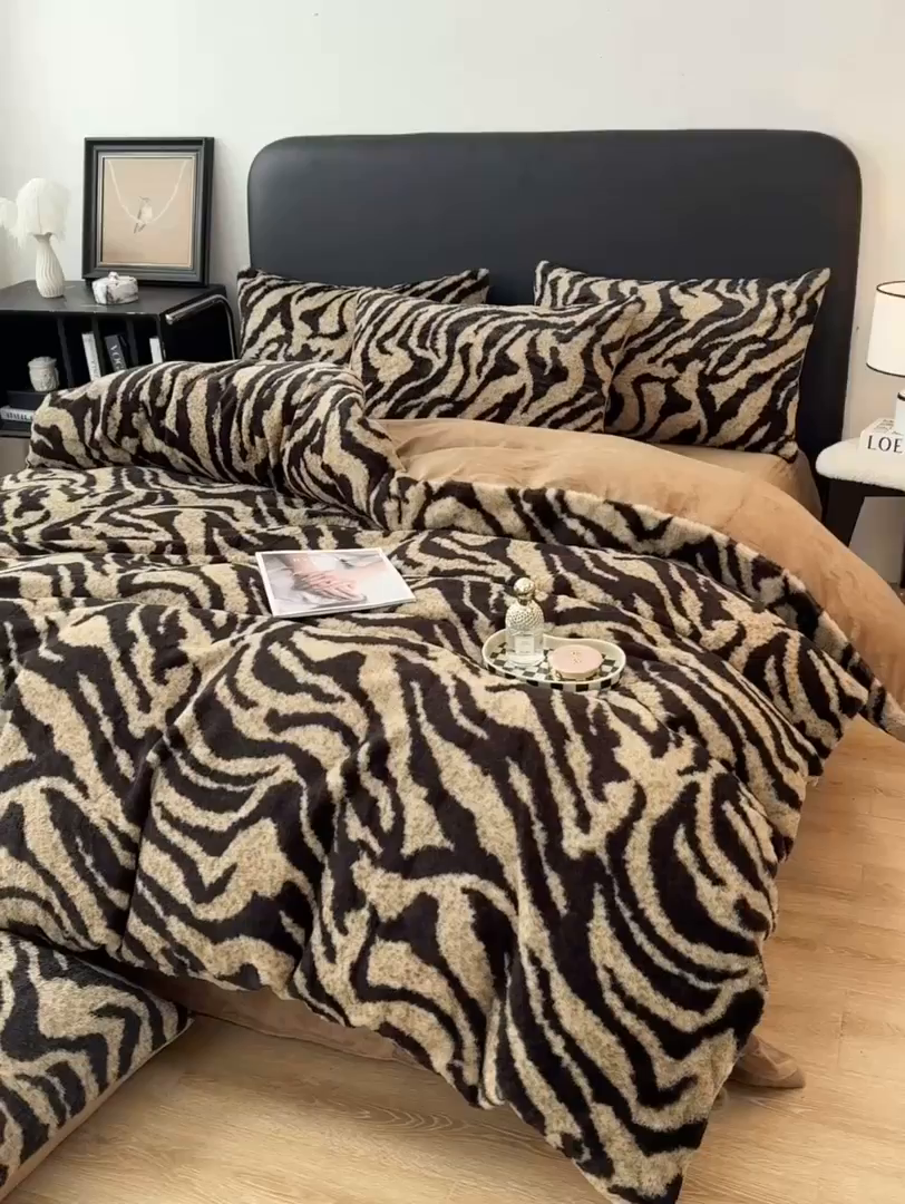 91家纺网 家纺一手货源 找家纺 乐窝家纺仓储 2025新款【8斤重】轻奢复古高克重美拉德兔兔绒牛奶绒床单款床笠款床盖款四件套单床单单被套枕套（日发50套优惠8元一套） 虎纹