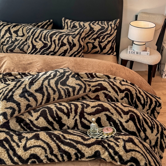 91家纺网 家纺一手货源 找家纺 乐窝家纺仓储 2025新款【8斤重】轻奢复古高克重美拉德兔兔绒牛奶绒床单款床笠款床盖款四件套单床单单被套枕套（日发50套优惠8元一套） 虎纹