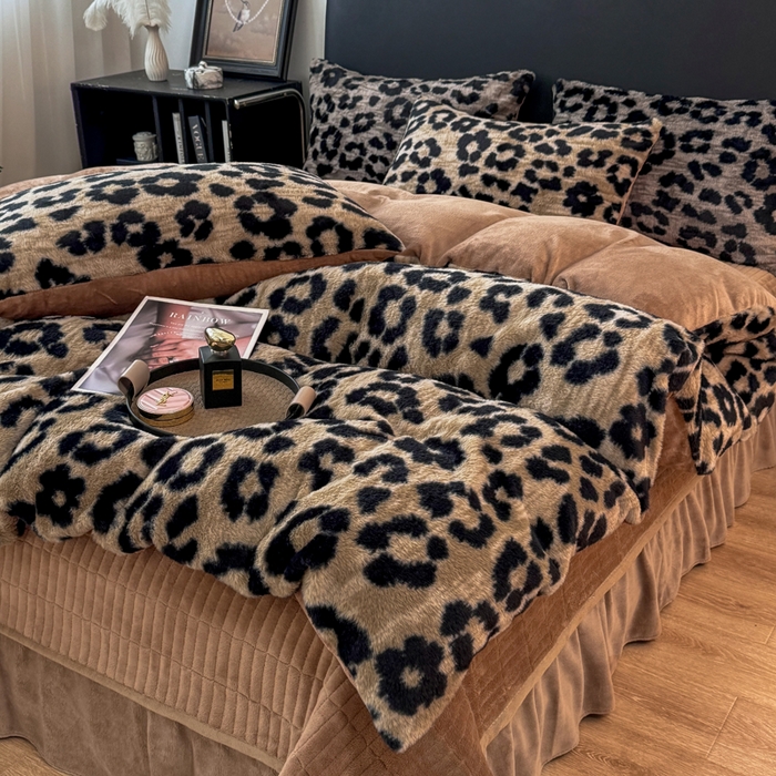 91家纺网 家纺一手货源 找家纺 乐窝家纺仓储 2025新款【8斤重】轻奢复古高克重美拉德兔兔绒牛奶绒床单款床笠款床盖款四件套单床单单被套枕套（日发50套优惠8元一套） 豹纹咖