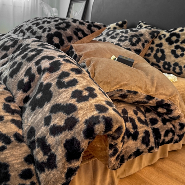 91家纺网 家纺一手货源 找家纺 乐窝家纺仓储 2025新款【8斤重】轻奢复古高克重美拉德兔兔绒牛奶绒床单款床笠款床盖款四件套单床单单被套枕套（日发50套优惠8元一套） 豹纹灰