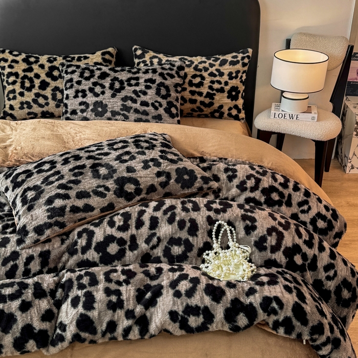 91家纺网 家纺一手货源 找家纺 乐窝家纺仓储 2025新款【8斤重】轻奢复古高克重美拉德兔兔绒牛奶绒床单款床笠款床盖款四件套单床单单被套枕套（日发50套优惠8元一套） 豹纹灰