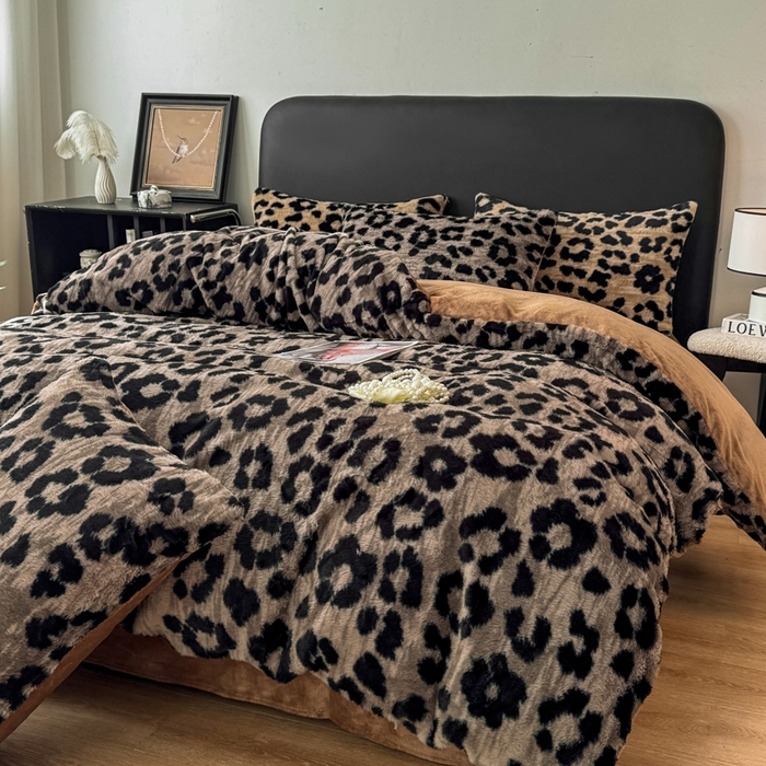 91家纺网 家纺一手货源 找家纺 乐窝家纺仓储 2025新款【8斤重】轻奢复古高克重美拉德兔兔绒牛奶绒床单款床笠款床盖款四件套单床单单被套枕套（日发50套优惠8元一套） 豹纹灰