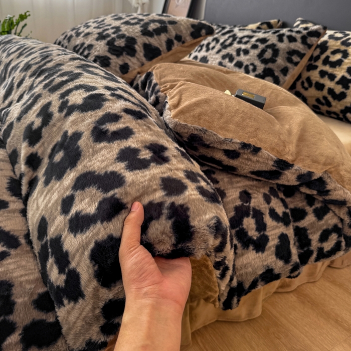 91家纺网 家纺一手货源 找家纺 乐窝家纺仓储 2025新款【8斤重】轻奢复古高克重美拉德兔兔绒牛奶绒床单款床笠款床盖款四件套单床单单被套枕套（日发50套优惠8元一套） 豹纹灰