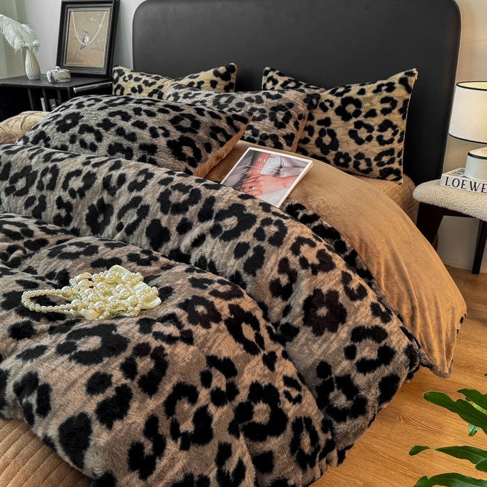 91家纺网 家纺一手货源 找家纺 乐窝家纺仓储 2025新款【8斤重】轻奢复古高克重美拉德兔兔绒牛奶绒床单款床笠款床盖款四件套单床单单被套枕套（日发50套优惠8元一套） 豹纹灰