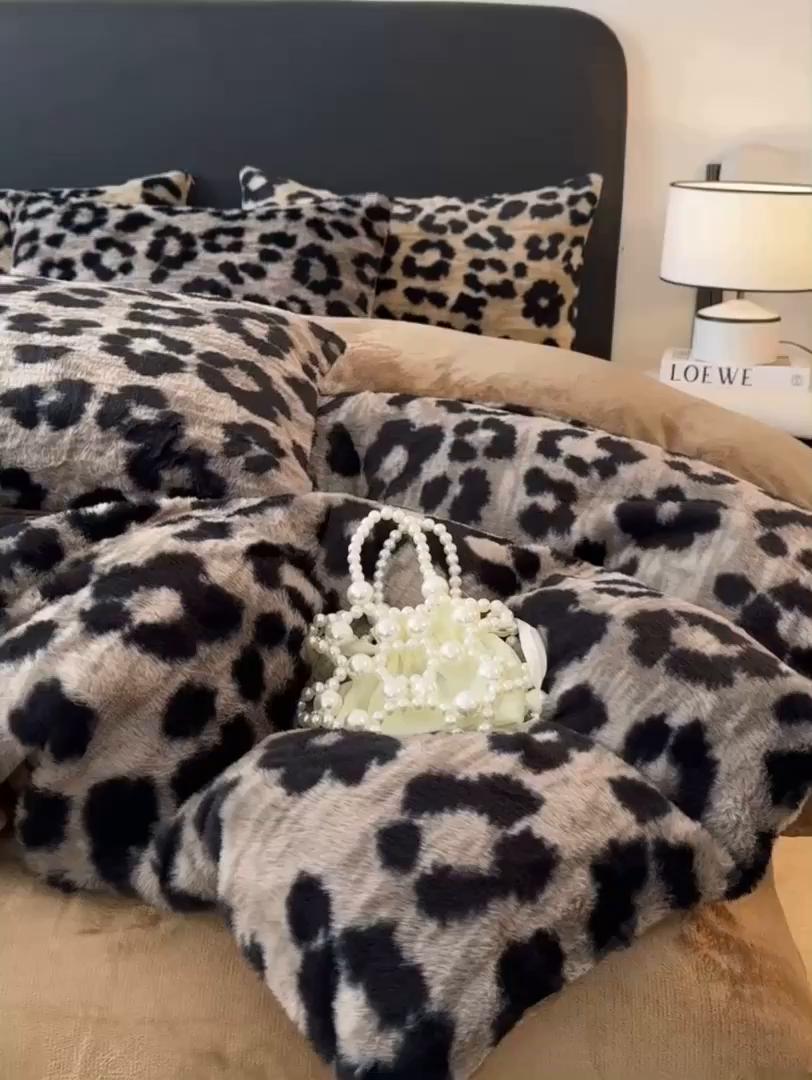 91家纺网 家纺一手货源 找家纺 乐窝家纺仓储 2025新款【8斤重】轻奢复古高克重美拉德兔兔绒牛奶绒床单款床笠款床盖款四件套单床单单被套枕套（日发50套优惠8元一套） 豹纹灰