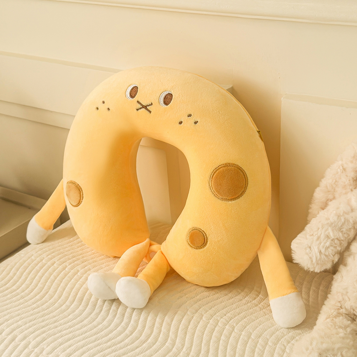 91家纺网 家纺一手货源 找家纺 云熙枕业 2025新款婴儿绒U型记忆棉便携午睡护颈枕枕头枕芯 卡通U型枕-黄色